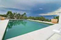 Holiday Home Bliss - Sea View