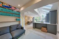 Central Wimbledon House Sleeps 8 - Secluded Garden