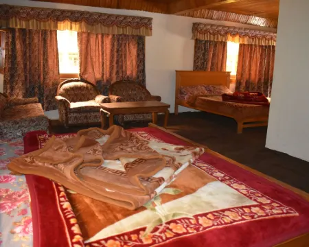 Heaven Rose Hotel & Restaurant Old Hotels in Naran