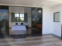Room in B&B - Master Suite Family Room with Views of the Ocean スルスドゥーのホテル