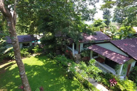 Kamrai Resort Отели рядом с достопримечательностью «Ban Salak Phet»