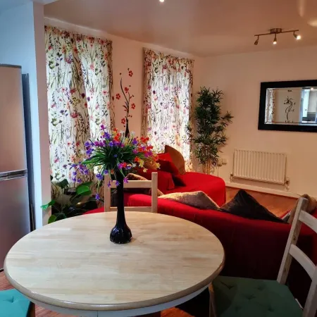 London - 2 Bed Flat - Sleeps 4 - Parking - Wifi