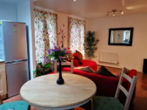 London - 2 Bed Flat - Sleeps 4 - Parking - Wifi