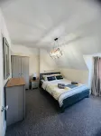 Family 4-Bed Apartment in Dawlish with Sea View Hoteles en Teignmouth