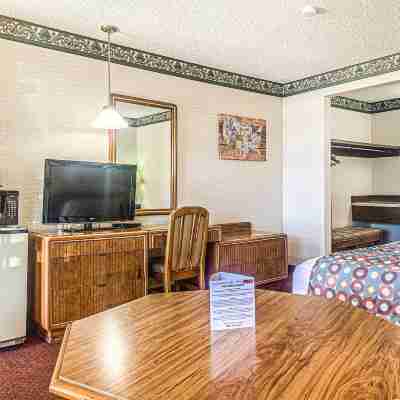 Econo Lodge Inn & Suites Rooms
