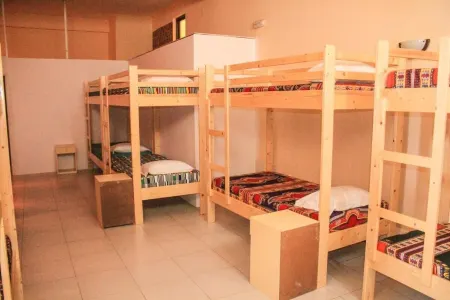 Room in Guest Room - Beautiful 1 Bed in Mixed Dormitory Room 1 - Ah Maio