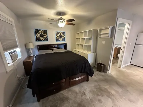 Cozy studio cottage in enchanting Lake Charles with AC, WiFi.