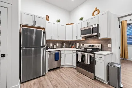1Bed/Bath Apt in Baltimore 5 min to hospitals, coffee shops, Inner Harbor &more Отели рядом с достопримечательностью «Библиотека Джордж Пибоди»