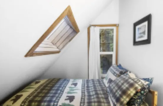 Cabin Vibes & Family Friendly w-Private Hot Tub Steps to Rainier