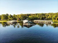 White River Cabin on Lake Taneycomo - Resort Pool - Dock Hotels in Swan Township