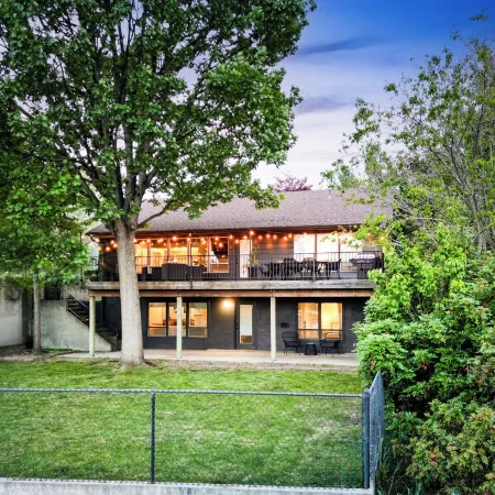 Riverview Home - walking trails - convenient location