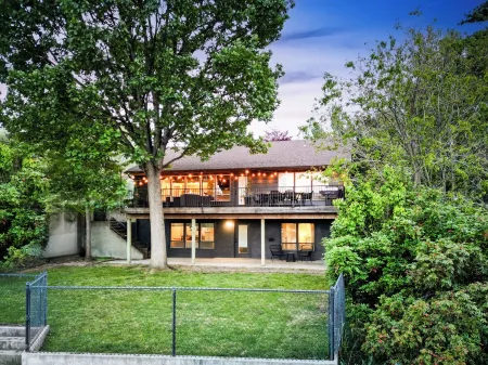 Riverview Home - walking trails - convenient location