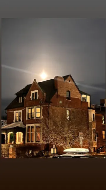 Private 1BR Apt, Two blocks from all arenas. Event parking included