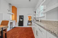 The Clementine - Walk to Restaurants, Shops, Bars in Historic Downtown!