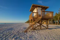 Stylish bayside condo with WiFi & pool - close to the beach & restaurants