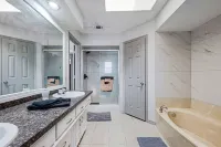 Cozy Retreat - Central, Minutes from Downtown Dallas Hotels near Walmart Supercenter