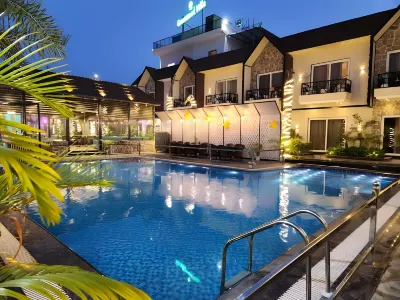 Greenwood Villa Hotels near Central park