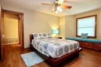 Riverside Escape - Waterfront, Spacious, Sunny Oasis