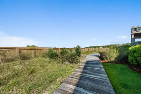 Ocean Front Deck and Mesmerizing Sunsets - Charming Coastal Retreat