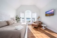 Lakeside Access and Game Room - Spacious Tranquil Escape