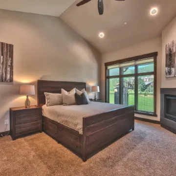 Blackstone Luxury Top Floor 2br, Walk to Skiing at Cabriolet, Shared Pool and Hot tub, Mountain View