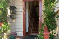 Historic studio with kitchenette & easy parking - near dining & walk to downtown Hotels in Thunderbolt