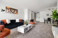 Modern Kitchen and Private Patio Escape - Spacious Tranquil Retreat Hotels in Gurnee