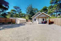 Private, quiet, dog-friendly home with firepit, 1/4 mile from Heceta Beach Отели рядом с достопримечательностью «Dunes Trailhead»