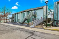 1st-floor condo with incl. boat slip & lake-view deck + on-site pools & hot tub