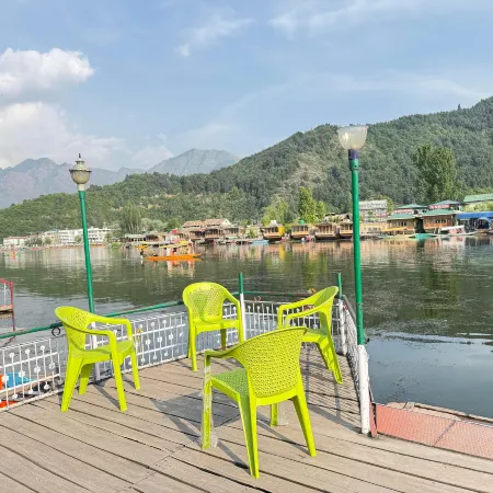 New Sea Palace Houseboats