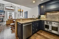 Westgate 1BR with private balcony, mountain views, resort amenities, multiple pools, tennis, spa - 2-نجوم