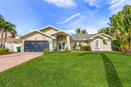 Heated Pool and Private Beach - Stunning Family Oasis