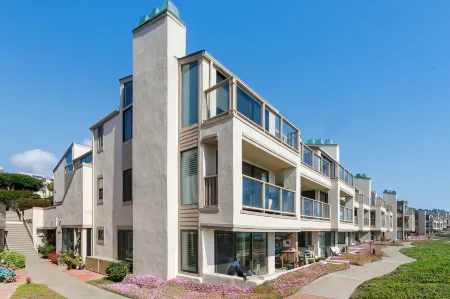 Ocean Views and Stylish Retreat - Serene Coastal Sanctuary Отели рядом с достопримечательностью «Fletcher Cove Community Center»