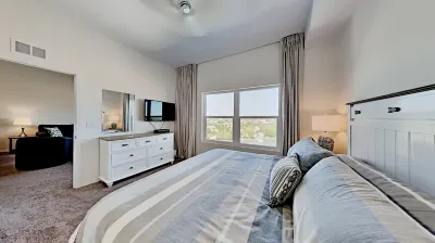 Modern Luxury- Marina View Condo, Spa, Gym, Hot tub, Wifi