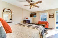 Spacious studio in the heart of Helen with flatscreen TV and free WiFi Hotels in Helen
