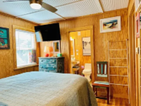 Private 1BR Apt w Kitchen, Porch, Patio on Culdesac & 3 Blocks from Beach Access