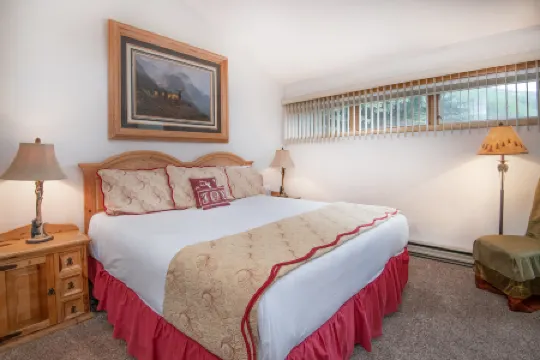 Charming Ski Retreat with Warm Pool Access - Cozy Mountain Haven