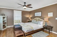 Private Pool and Pool House Retreat Minutes from Columbia - Stunning Oasis Hotel a Forest Acres