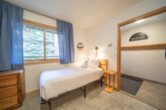 Ski Mountain Vistas and Cozy Living Space - Inviting Mountain Retreat