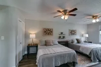 Spacious Suite with Fire Pit and Fishing Access - Charming Oasis Отели в г. Кларксвилл