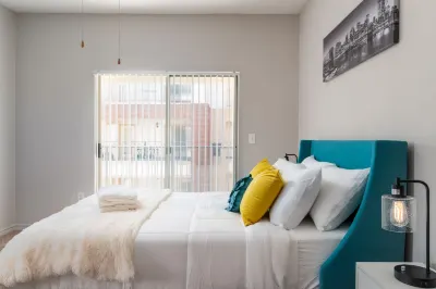 Serene Retreat - Gym, Pool, Wifi, Laundry, Private Patio