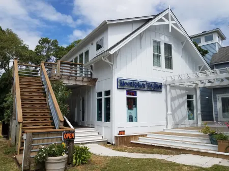 Soaking Tub and Steam Shower Retreat - Charming Studio Getaway