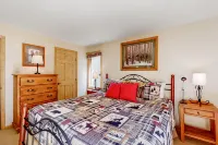 Ground-floor condo steps from Center Village & lifts with fireplace, patio, WiFi