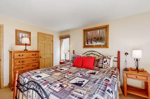 Ground-floor condo steps from Center Village & lifts with fireplace, patio, WiFi Hotels in Copper Mountain
