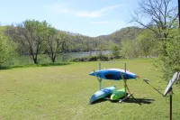 Riverside Secluded Retreat with WiFi, Riverfront, 3 Acres Hotels in Barren Fork Township