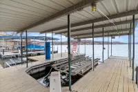 Private Dock and Picturesque Lake Access - Breathtaking Oasis Hotel a Osage Township