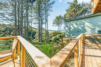 Beautiful Home with Ocean and Yaquina Lighthouse Views - Walk to the Beach