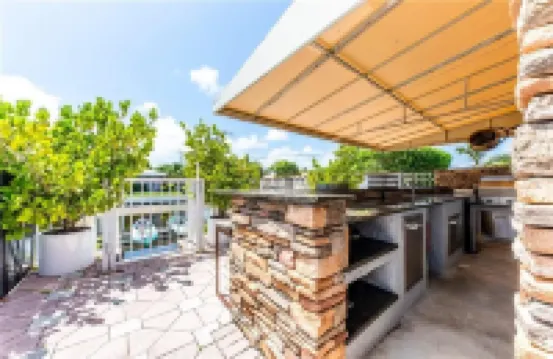 Luxurious Waterfront Home with Pool, Sauna and Game Room - Stunning Retreat