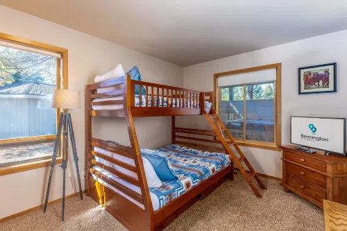 Cozy Hot Tub and Inviting Living Spaces - Charming Escape