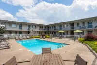 Freshly Renovated Artist Condo and Pool Minutes to Downtown Hotels in Berry Hill